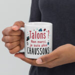 Femme tenant dans ses mains la tasse Talons vs chaussons