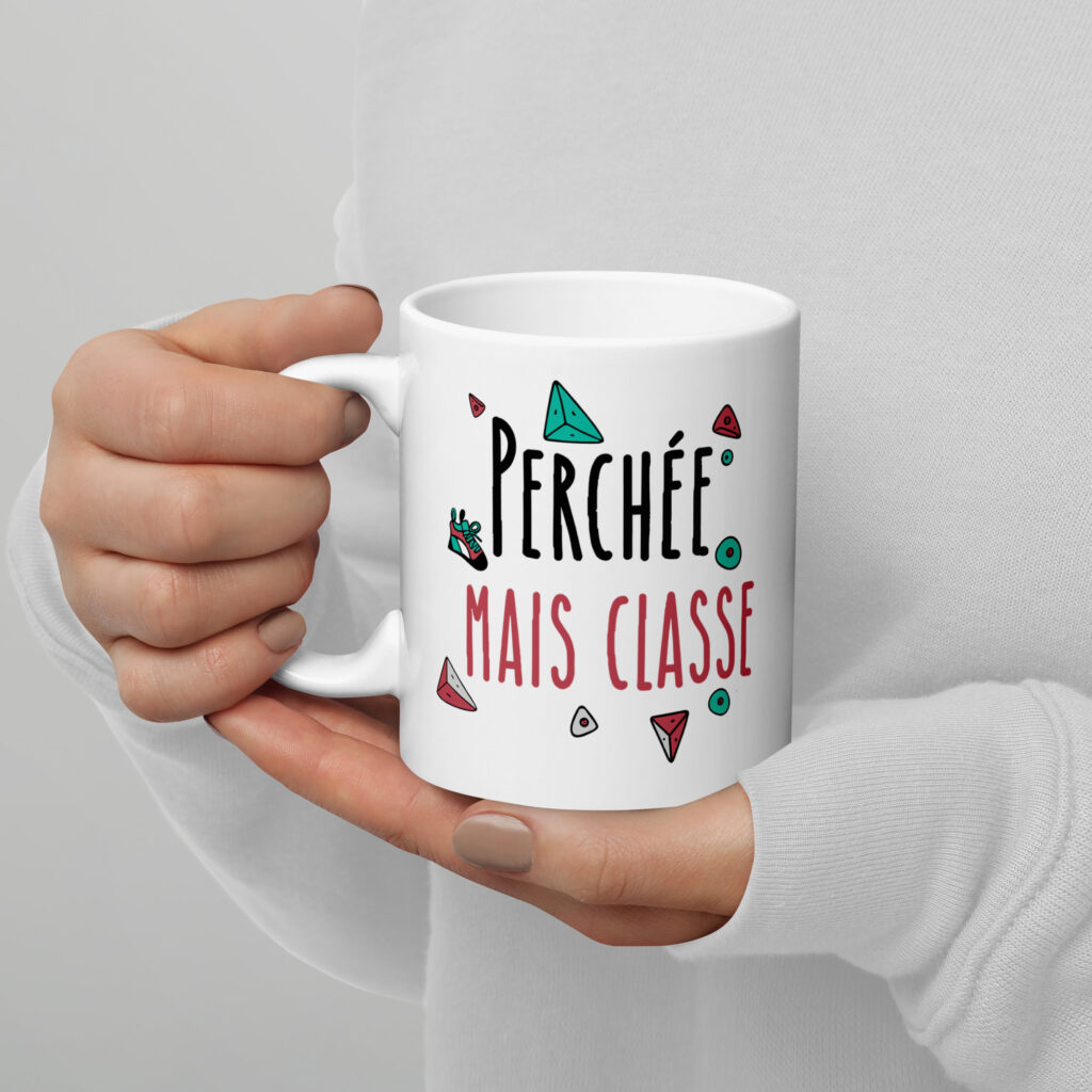 Tasse Perchée mais classe, tenue par une grimpeuse