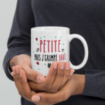 Femme tenant une tasse escalade Petite mais j’grimpe haut entre ses mains