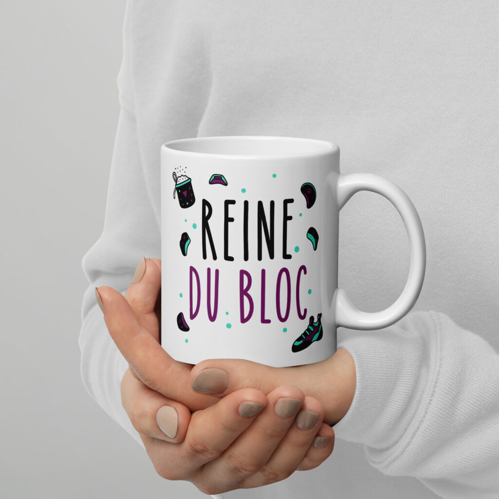 Mains tenant une tasse Reine du bloc