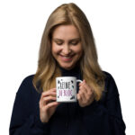 Femme tenant une tasse Reine du bloc