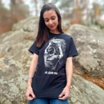 T-shirt escalade Je lâche pas porté par Mathilde en forêt de Fontainebleau