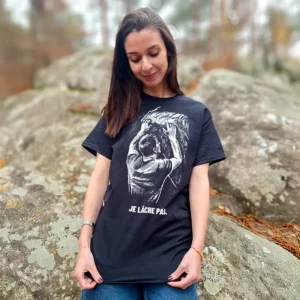 T-shirt escalade Je lâche pas porté par Mathilde en forêt de Fontainebleau