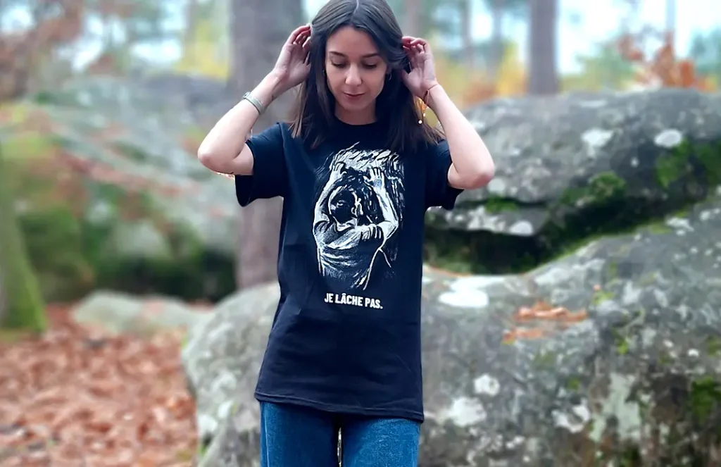T-shirt Je lâche pas porté par Mathilde dans la forêt de Fontainebleau