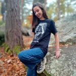 T-shirt Je lâche pas porté par Mathilde assise sur un rocher à Fontainebleau