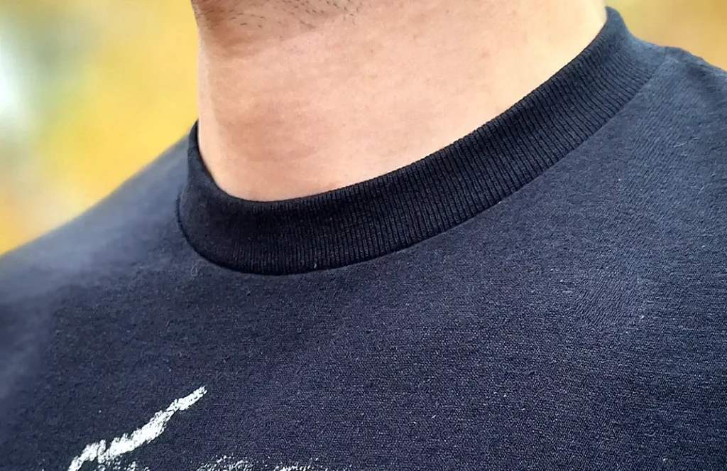 Détail du col et du coton épais du t-shirt Je lâche pas