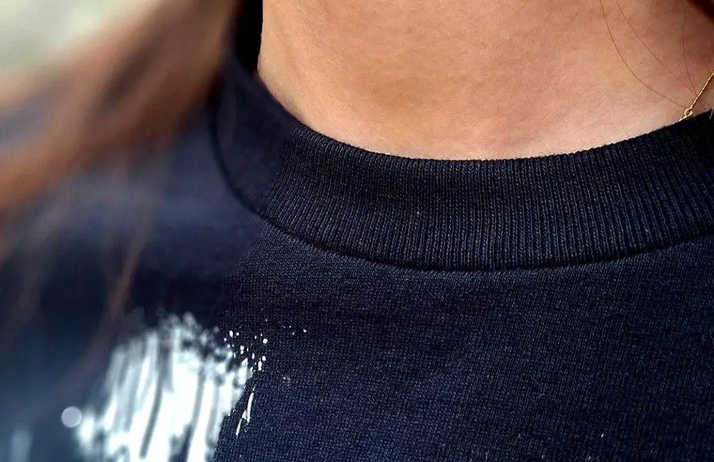 Détail du col et du coton épais du t-shirt Tombe dignement