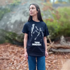 T-shirt escalade Tombe dignement porté par Mathilde en forêt de Fontainebleau