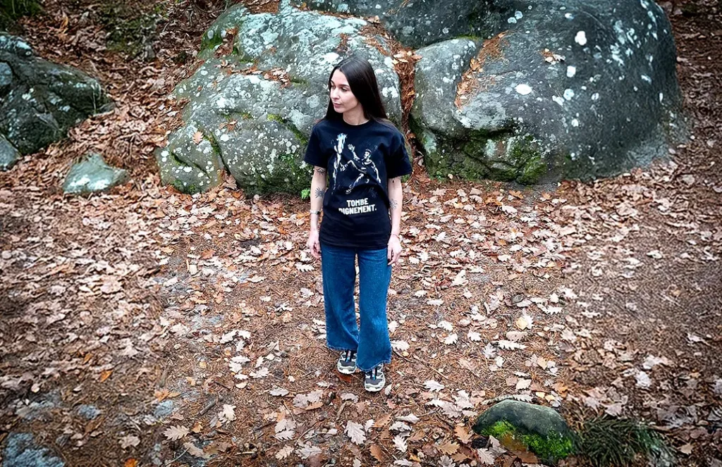 T-shirt Tombe dignement porté par Mathilde en situation lifestyle