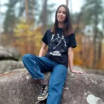 T-shirt Tombe dignement porté par Mathilde en situation lifestyle