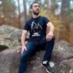 T-shirt Tombe dignement porté par Thibault en situation lifestyle