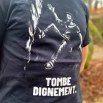 Zoom sur le motif Tombe dignement imprimé sur le t-shirt escalade