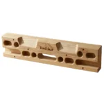 Poutre d’escalade en bois avec prises multi-profondeurs, vue 3/4 sur fond blanc