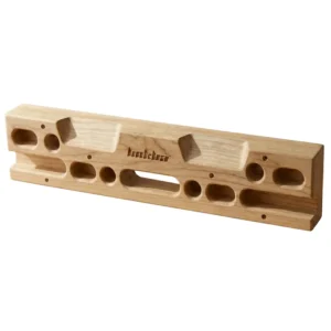 Poutre d’escalade en bois avec prises multi-profondeurs, vue 3/4 sur fond blanc