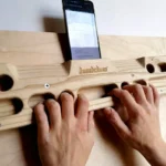 Grimpeur utilisant une poutre d’escalade en bois pour l’entraînement des doigts à la maison