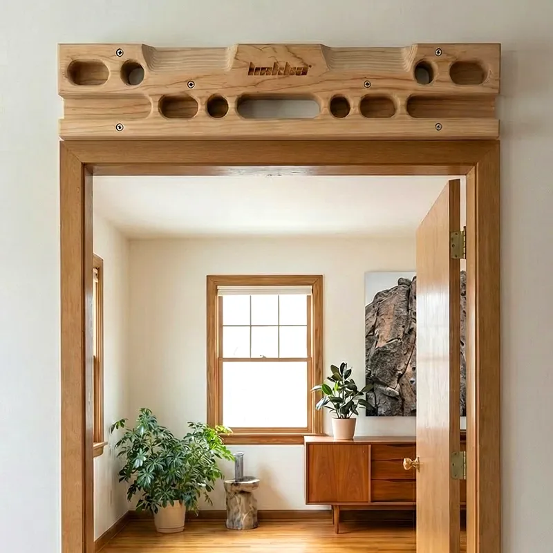 Poutre d’escalade en bois installée au-dessus d’une porte pour un entraînement à la maison