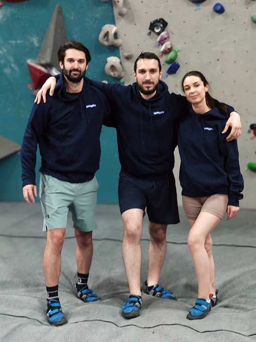 Membres de l'équipe du Roi du Bloc portant un sweat à capuche Le Roi du Bloc dans une salle de bloc